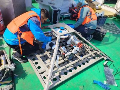 战略合作深化 中国海洋大学与山东财金万泽丰共同完成“海上实验室”仪器布放，推动海洋专用仪器制造创新